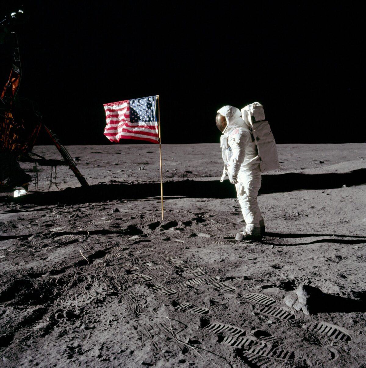 アポロ11号は本当に月に行ったのか？――宇宙開発競争が生んだ”疑念の連鎖”と陰謀論の構造解析